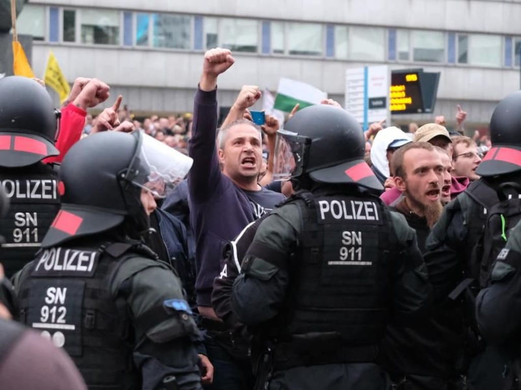 Rechte Demonstranten vor dem Karl-Marx-Monument in Chemnitz. Foto: Sebastian Willnow