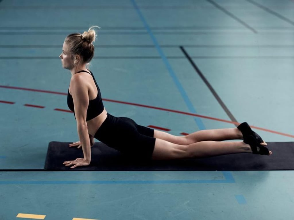 Bei den Yoga-Übungen darf die Kleidung nicht stören - dafür sind elastische Materialien von Vorteil - zehenlose Schuhe geben Halt (Sports Bra 45 Euro, Hose 55 Euro, Schuhe ca. 50 Euro). Foto: Nike
