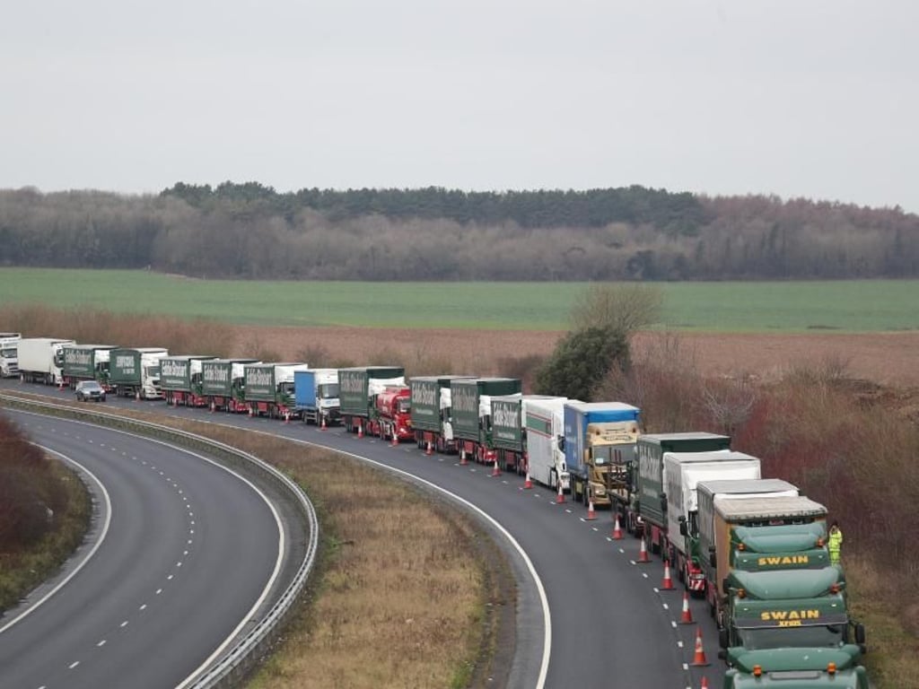 Lastwagen auf der A526 außerhalb von Dover: Die britische Regierung testete schon vor Monaten jede Möglichkeit, das Brexit-Chaos zu begrenzen. Foto: Gareth Fuller/PA Wire
