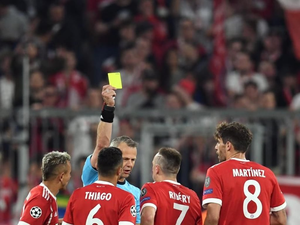 Schiedsrichter Björn Kuipers zeigt Franck Ribery die gelbe Karte. Foto: Andreas Gebert