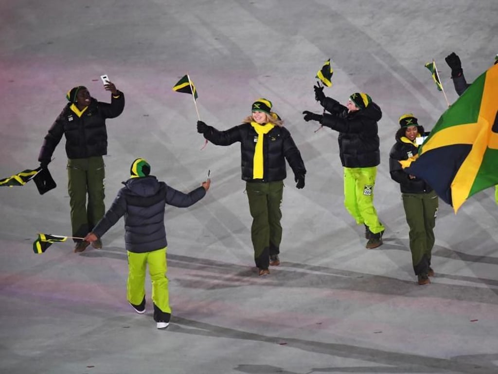 Bei der Eröffnungsfeier lief Trainerin Sandra Kiriasis (M) noch mit dem Team aus Jamaika ein. Foto: Franck Fife/Pool AFP/AP