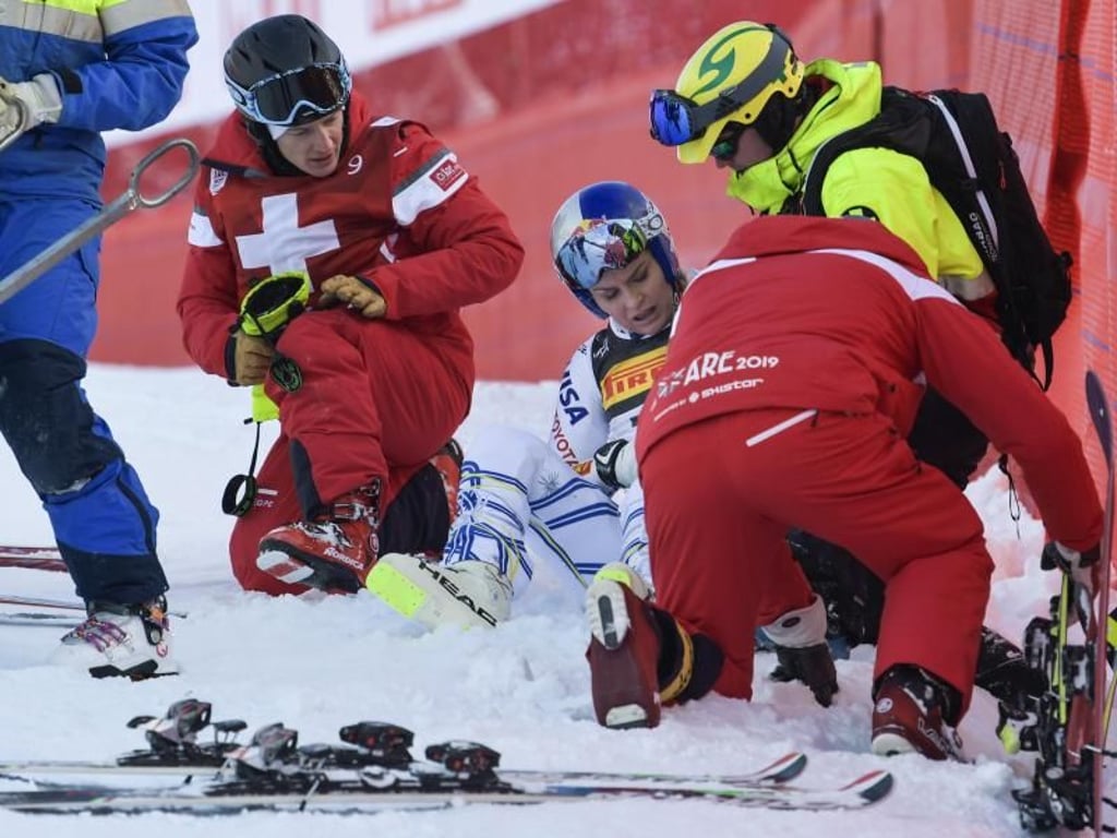 Streckenposten und Sanitäter helfen Lindsey Vonn (M) nach ihrem Sturz. Foto: Pontus Lundahl/TT NEWS AGENCY
