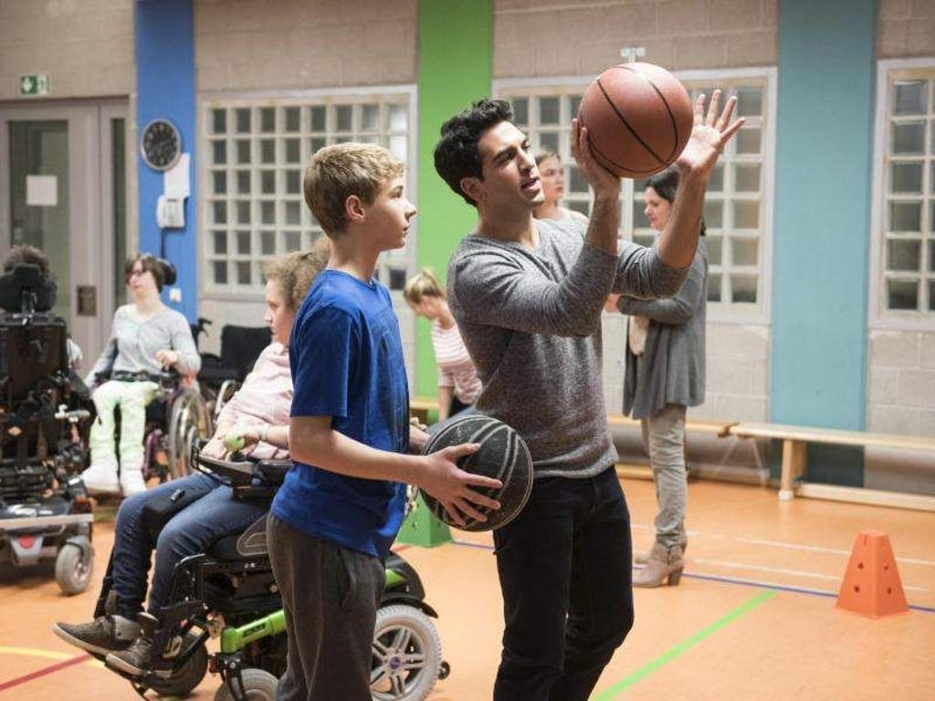 Lenny (Elyas M'Barek, r.) mit dem herzkranken David (Philip Noah Schwarz). Foto: Jürgen Olczyk/Constantin Film