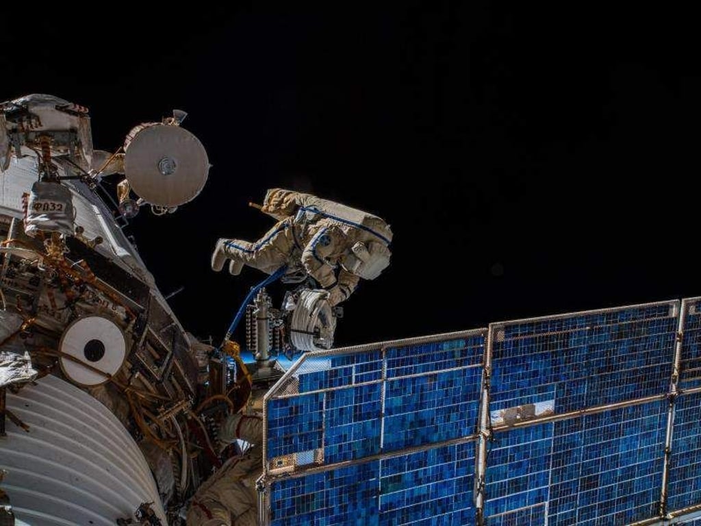 Die Kosmonauten Oleg Germanowitsch Artemjew und Sergei Walerjewitsch Prokopjew bringen bei einem knapp siebenstündigen Einsatz eine Antenne an der Außenhülle der ISS an, die entscheidend für das Icarus-Projekt ist. Foto: Alexander Gerst/ESA