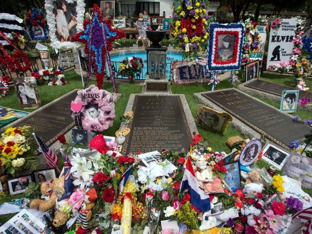 Blumen, Stofftiere, Fotos und andere Andenken an Elvis Presley im Meditationsgarten in Graceland. Foto: Brandon Dill