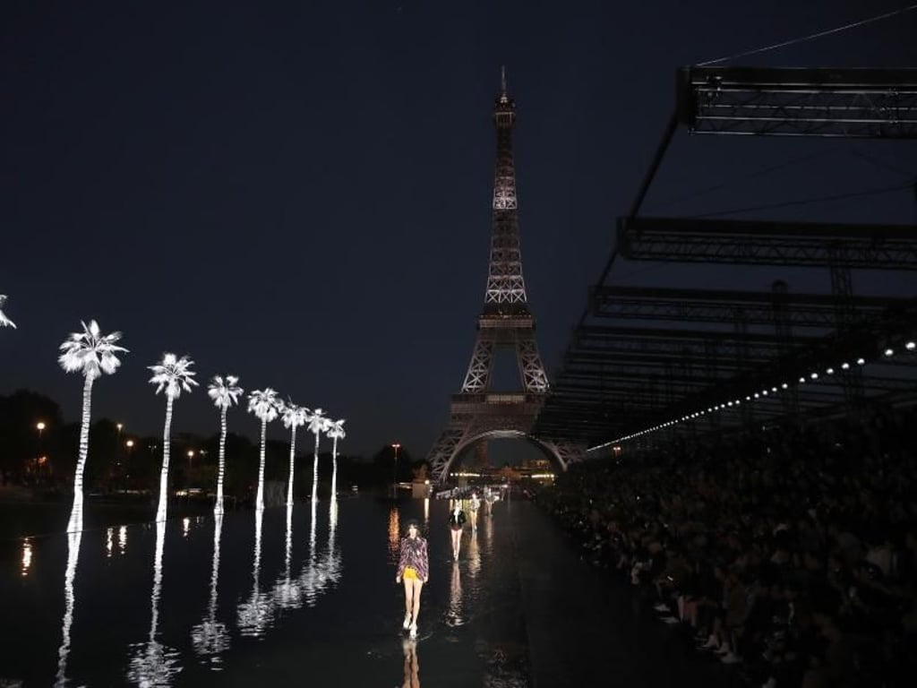 Eiffelturm und künstliche Palmen - die spektakuläre Kulisse der Saint-Laurent-Show. Foto: Christophe Ena/AP