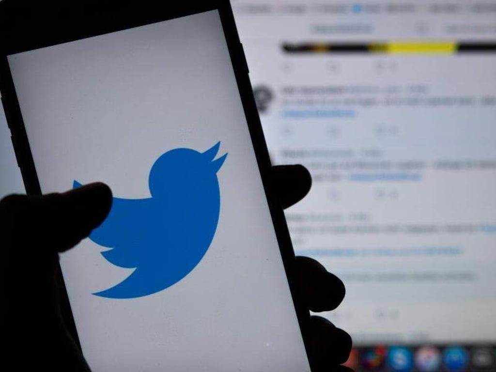 Das Logo des sozialen Mediums Twitter ist auf dem Display eines Smartphones zu sehen. Foto: Monika Skolimowska/Archiv