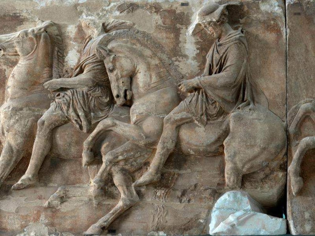 Auf einem Relief am West-Fries der Akropolis in Athen sind antike Reiter abgebildet. Foto: Mavrommatis/Acropolis Museum