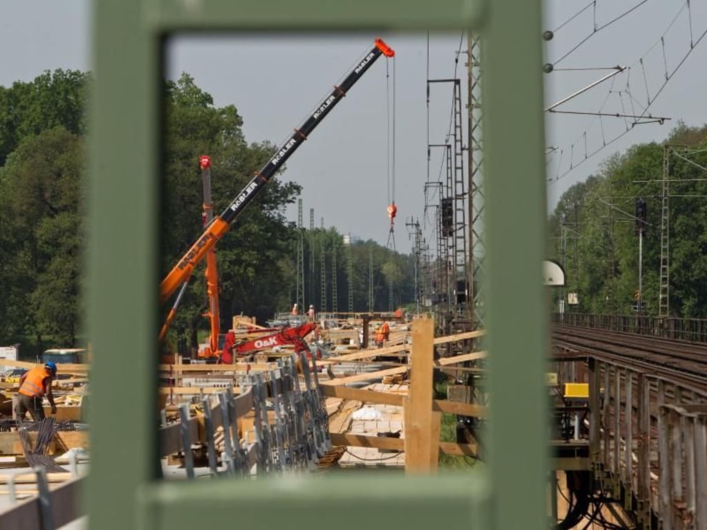 Ersatzbau einer Eisenbahnbrücke: Die Infrastruktur der Bahn ist teilweise marode - zu lange wurde nicht genug Geld ausgegeben. Foto: Jens Wolf