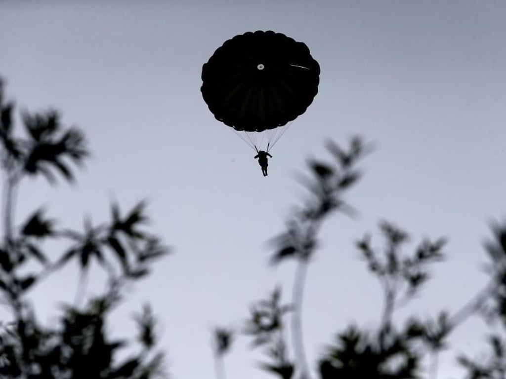 Anlässlich des Jahrestags springen die Fallschirmspringer aus C-47 Transportflugzeugen. Foto: Rafael Yaghobzadeh/AP