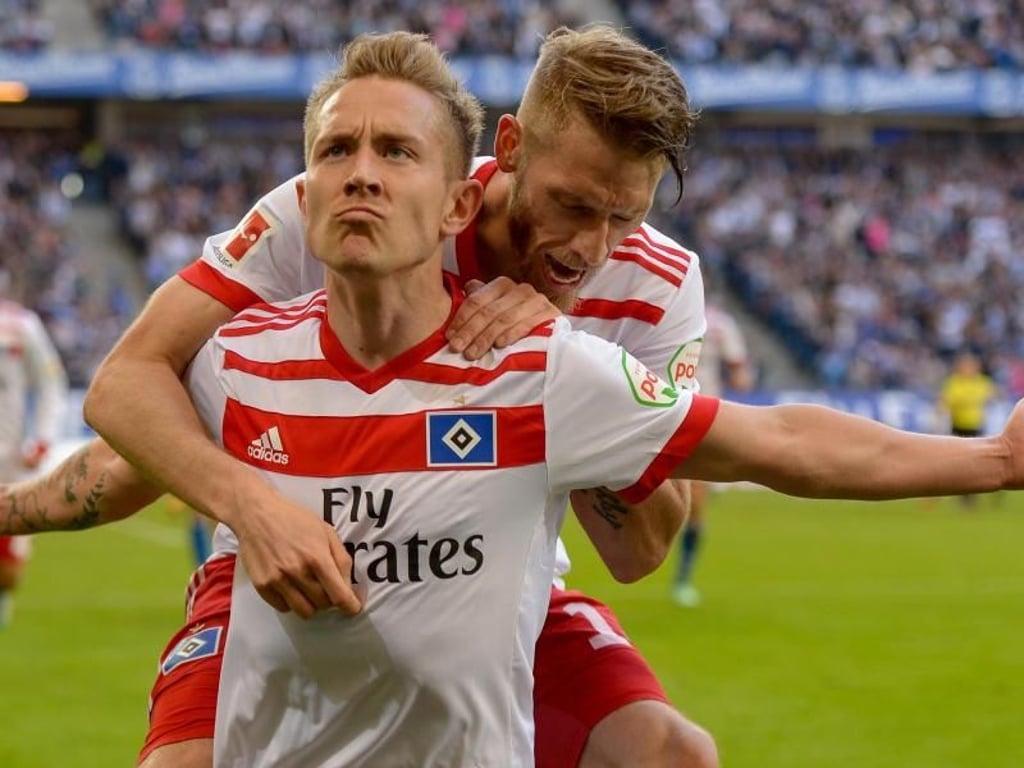 Der HSV lebt noch: Lewis Holtby (vorne) wird von Aaron Hunt für seinen Treffer zum 1:0 gegen Freiburg gefeiert. Foto: Axel Heimken
