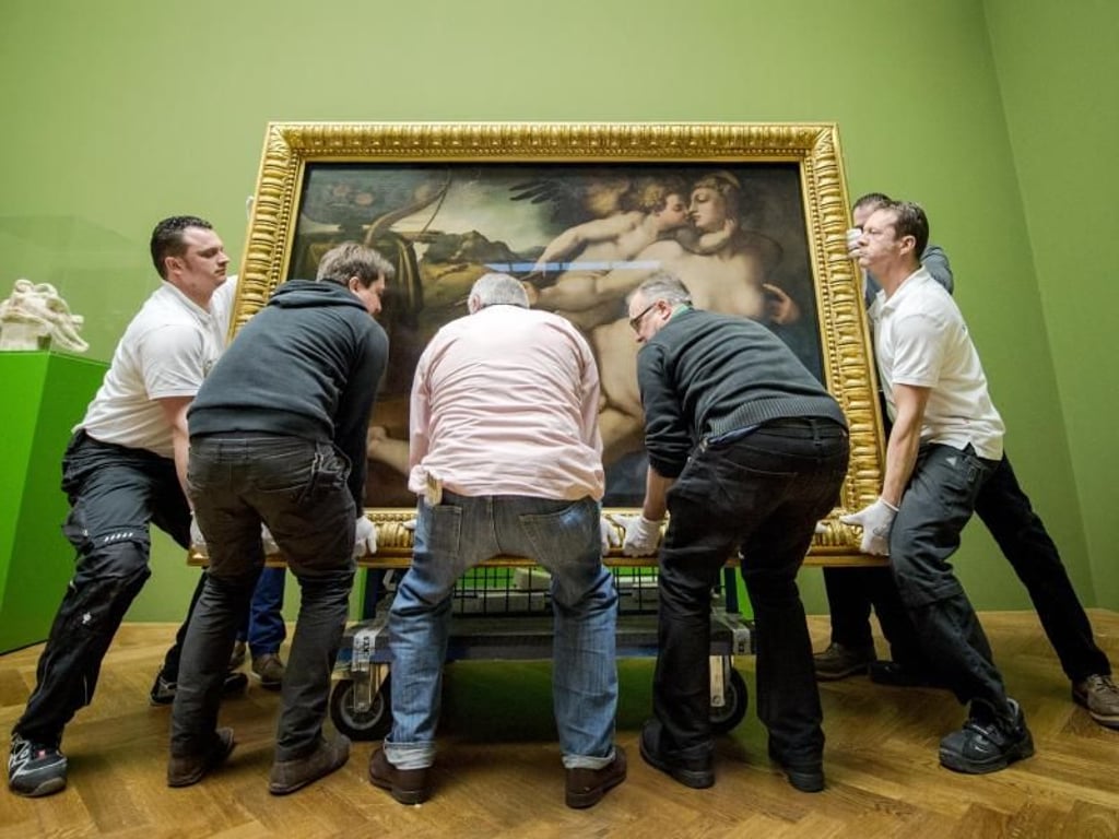 Kunst kann ganz schön schwer sein: Hängung des Gemäldes "Venus und Amor" von Jacopo Pontormo im Städel. Foto: Alexander Heinl