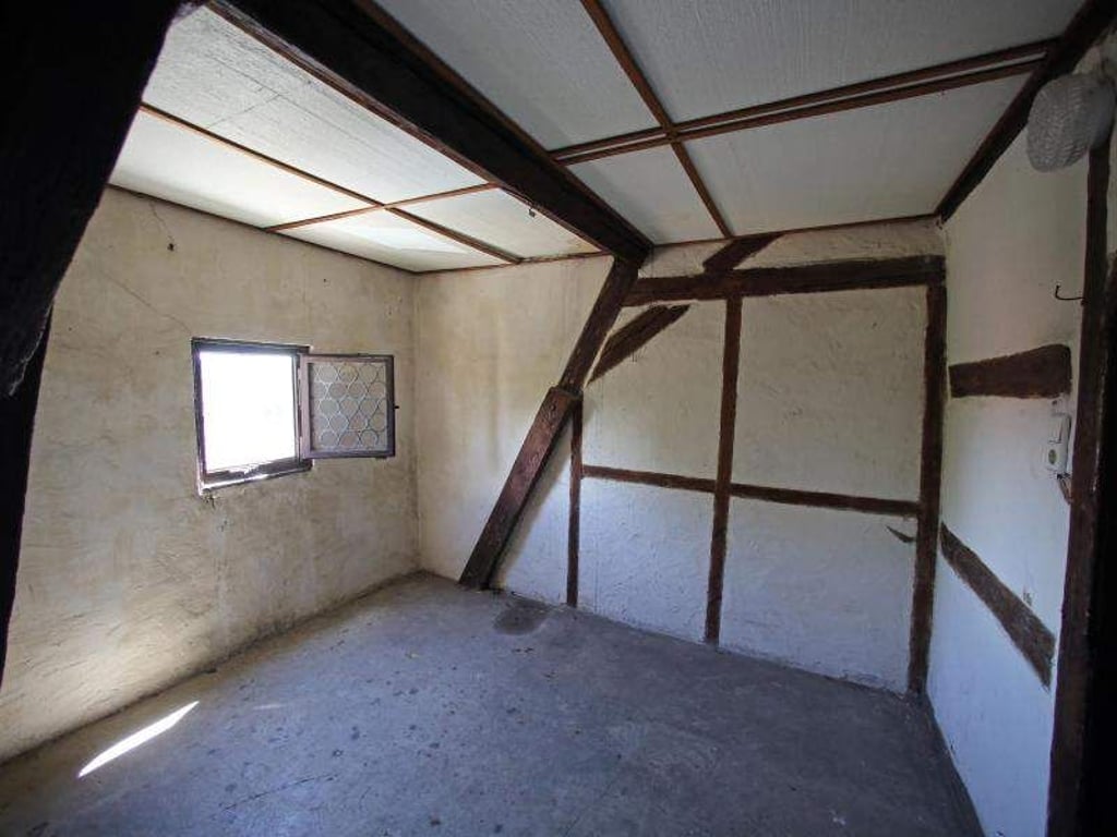 Blick in eine Mönchszelle eines Eremitenklosters. Foto: Jan Woitas/Archiv