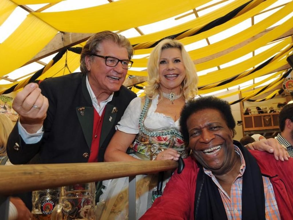 Das Volksmusikpaar Marianne und Michael feiert mit Roberto Blanco, der trotz seines zerstörten Hauses auf Kuba sein Lachen nicht verloren hat. Foto: Ursula Düren