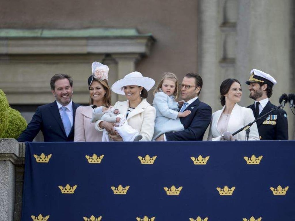 Die schwedischen Royals auf dem Balkon - im Mittelpunkt der kleine Prinz Oscar auf dem Arm seiner Mutter, der Kronprinzessin Victoria. Foto: Maja Suslin