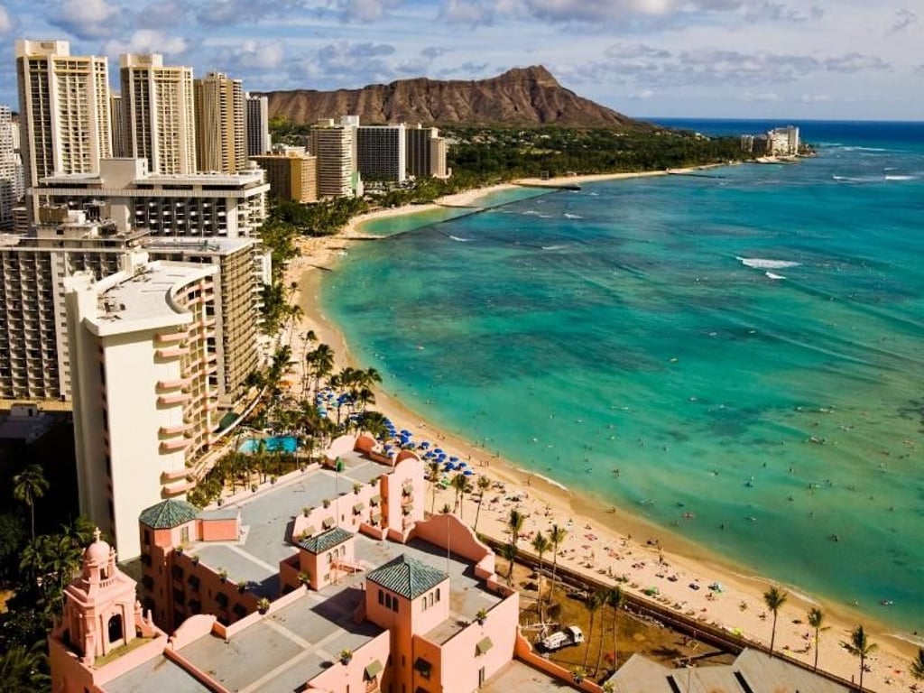 Einer der berühmtesten Strände der Welt: Waikiki-Beach auf Oahu. Foto: Hawaii Tourism Authority/Tor Johnson