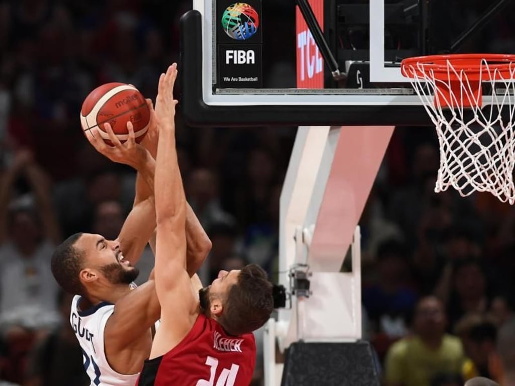 Maximilian Kleber (r) verteidigt am Korb gegen den Franzosen Rudy Gobert. Foto: Swen Pförtner