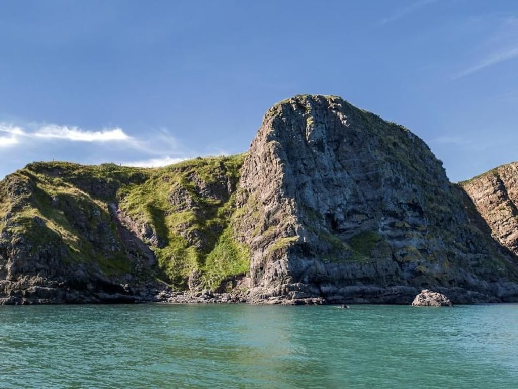 Entlang der rauen Küste: Blick auf den Klippenpfad von der See aus. Foto: Arthur Ward/Tourism Ireland