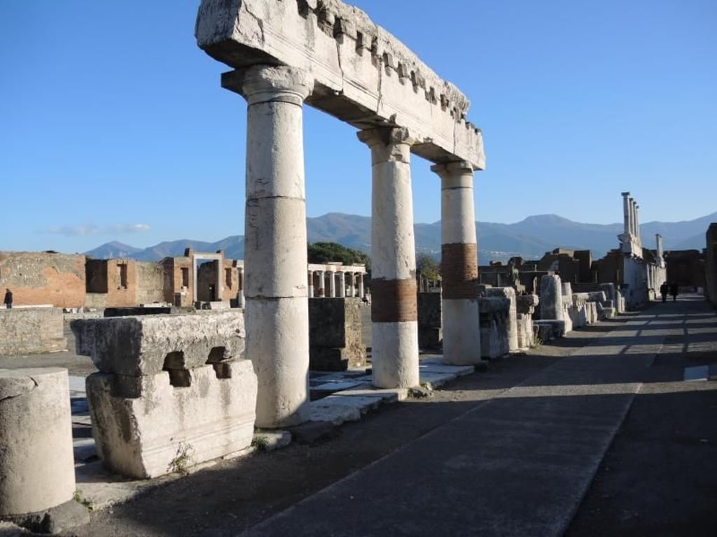 Überreste des früheren Forums der antiken Stadt Pompeji im Archäologischen Park Pompeji. Foto: Lena Klimkeit