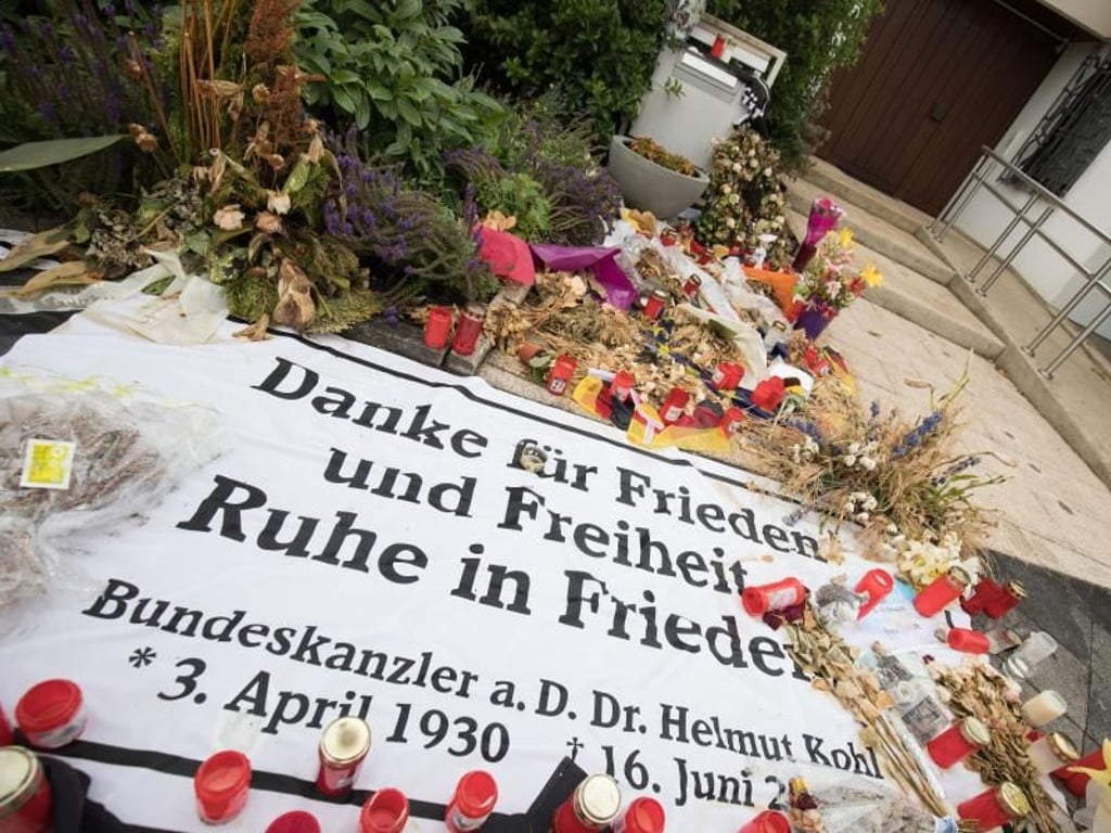 Mit Blumen wird vor dem Haus von Kohl an den verstorben Altkanzler erinnert. Foto: Frank Rumpenhorst