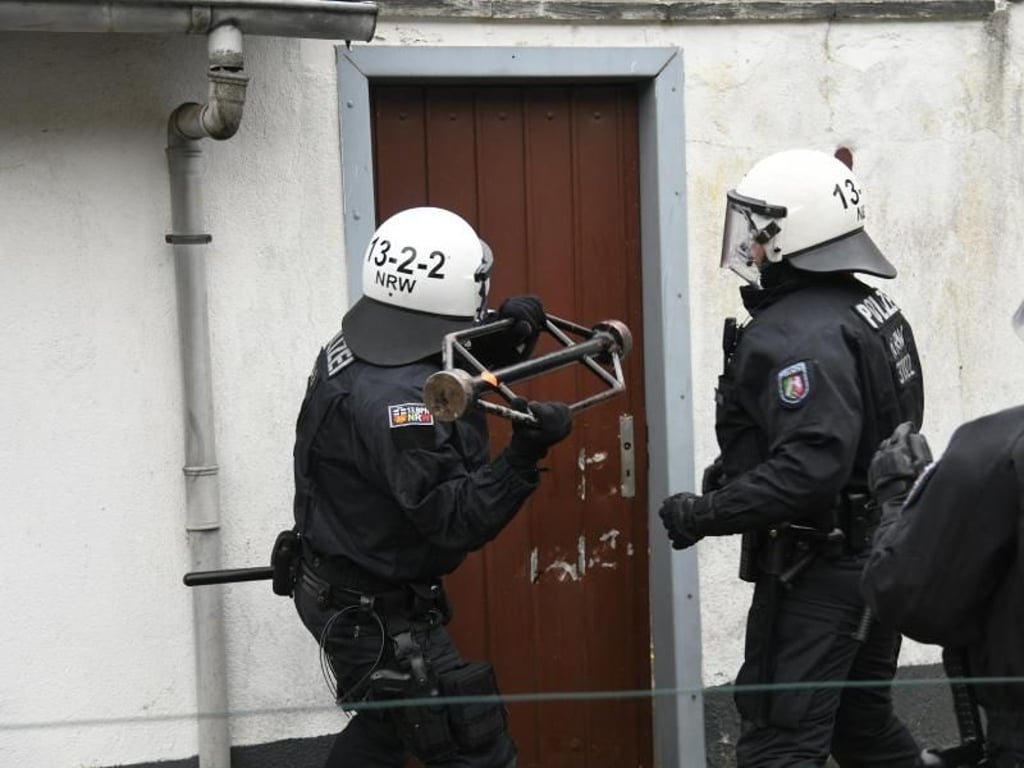 Nach der Räumung eines Protestcamps in der Nacht begannen die Einsatzkräfte am Morgen damit, Aktivisten aus besetzten Häusern in dem Kerpener Stadtteil zu holen. Foto: Henning Kaiser