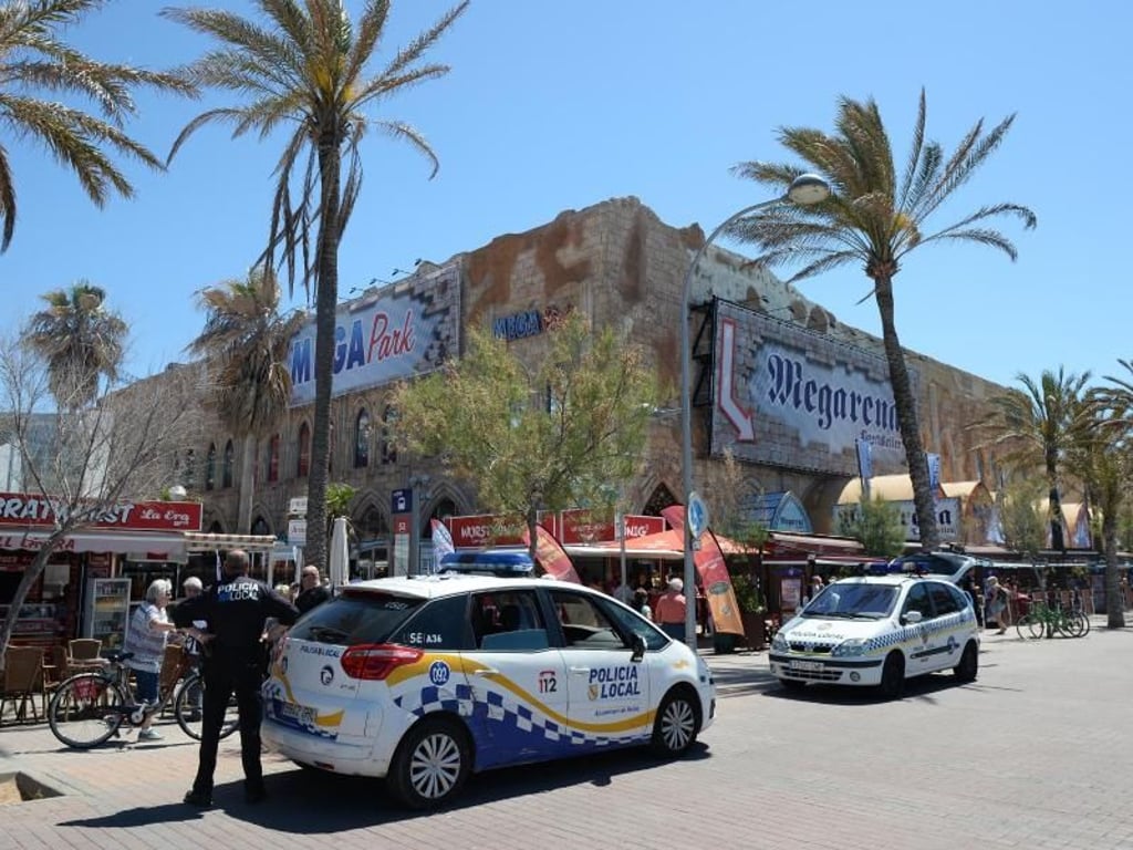Polizeiautos an der Playa de Palma in S'Arenal auf Mallorca. Foto: Jens Kalaene