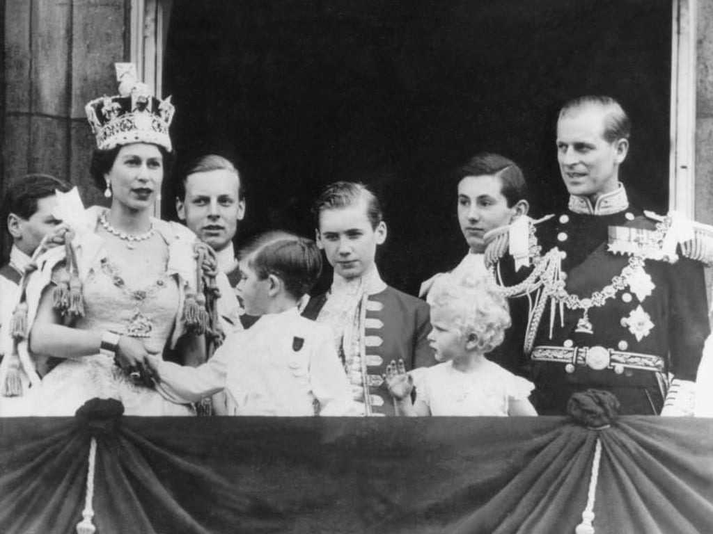 Königin Elizabeth II. mit Prinz Charles, Prinzessin Anne und ihrem Gatten Prinz Philip kurz nach der Krönungszeremonie am 02.06.1953 in London. Foto: EPU