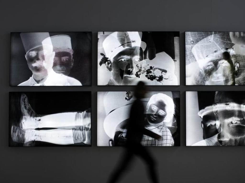 Die Leuchtkästen «Faces to Faces» (2017). Foto: Rolf Vennenbernd