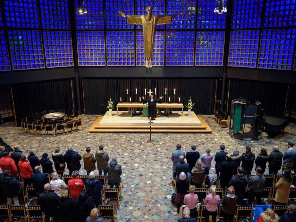 Der evangelische Pfarrer Martin Germer spricht in der Gedächtniskirche den Gottesdienst für die Schausteller des Weihnachtsmarktes. Foto: Gregor Fischer