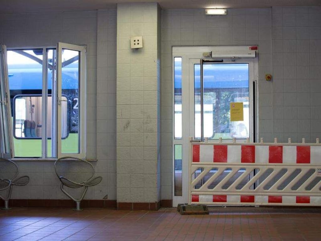 Die Tür, die vormals vom Bahnhof auf den Bahnsteig führte, ist abgesperrt. Das offene Fenster daneben kann nun nur noch von flinken Bahnreisenden als Ein- und Ausgang genutzt werden. Foto: Friso Gentsch