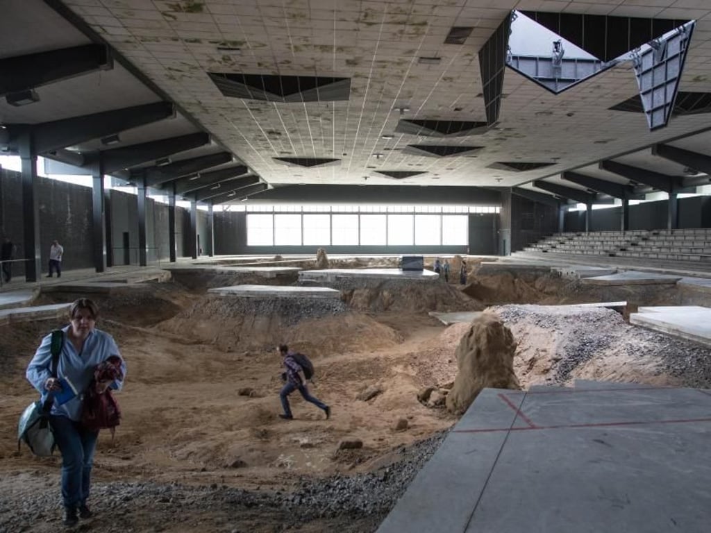 «After ALife Ahead» von Pierre Huyghe zeigt ein zeitbasiertes biologisch-technisches System auf einer ehemaligen Schlittschuhbahn. Foto: Friso Gentsch