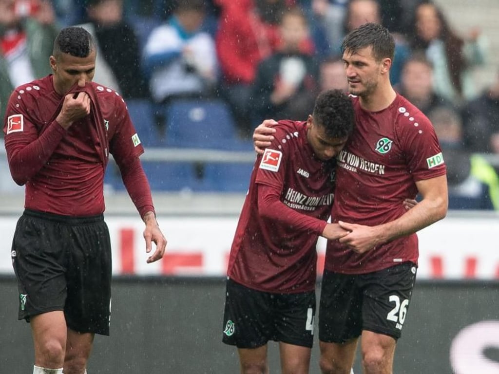 Hannovers Torschütze Hendrik Weydandt (r-l), Linton Maina und Jonathas jubeln nach dem 1:0 gegen den FSV Mainz 05. Foto: Swen Pförtner