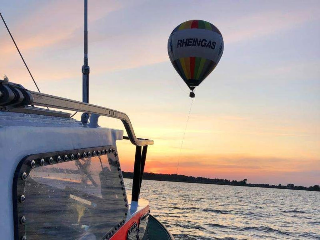 Abschleppen auf See: Seenotretter der Deutschen Gesellschaft zur Rettung Schiffbrüchiger (DGzRS) nähern sich einem Heißluftballon. Foto: Die Seenotretter - DGzRS