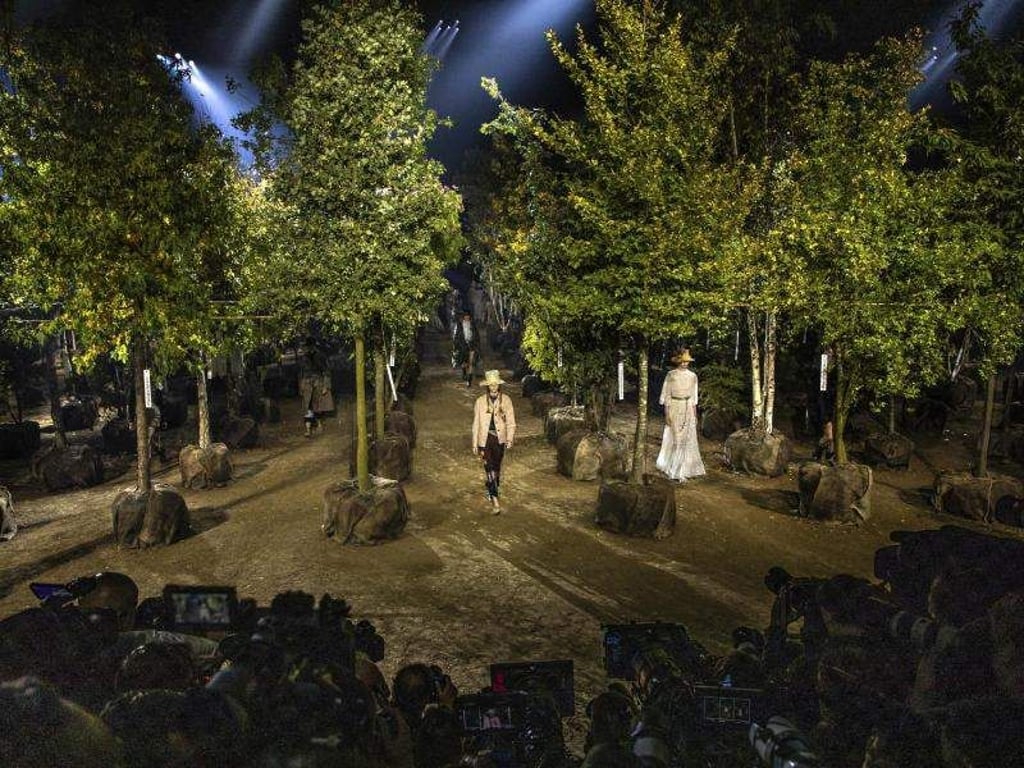 Bei der Dior-Show ist der Erhalt biologischer Vielfalt das zentrale Thema. Foto: Vianney Le Caer/Invision/AP