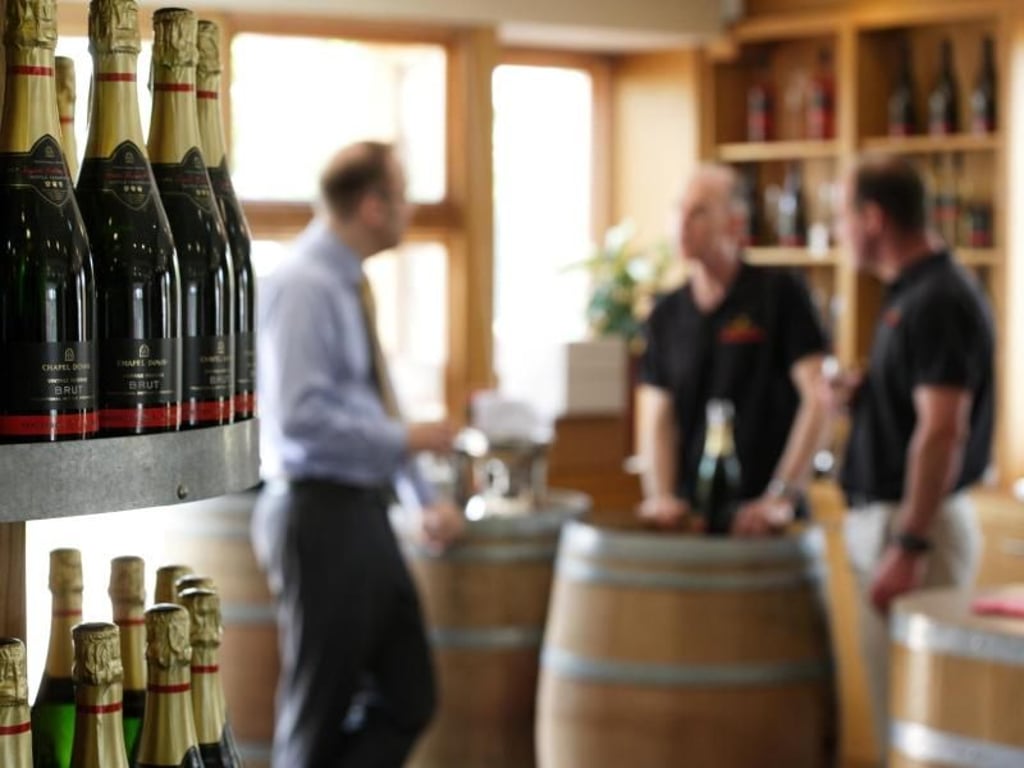Im Laden der Chapel Down Winery können Besucher auch eine Weinprobe machen. Foto: Chapel Down/Visit Kent
