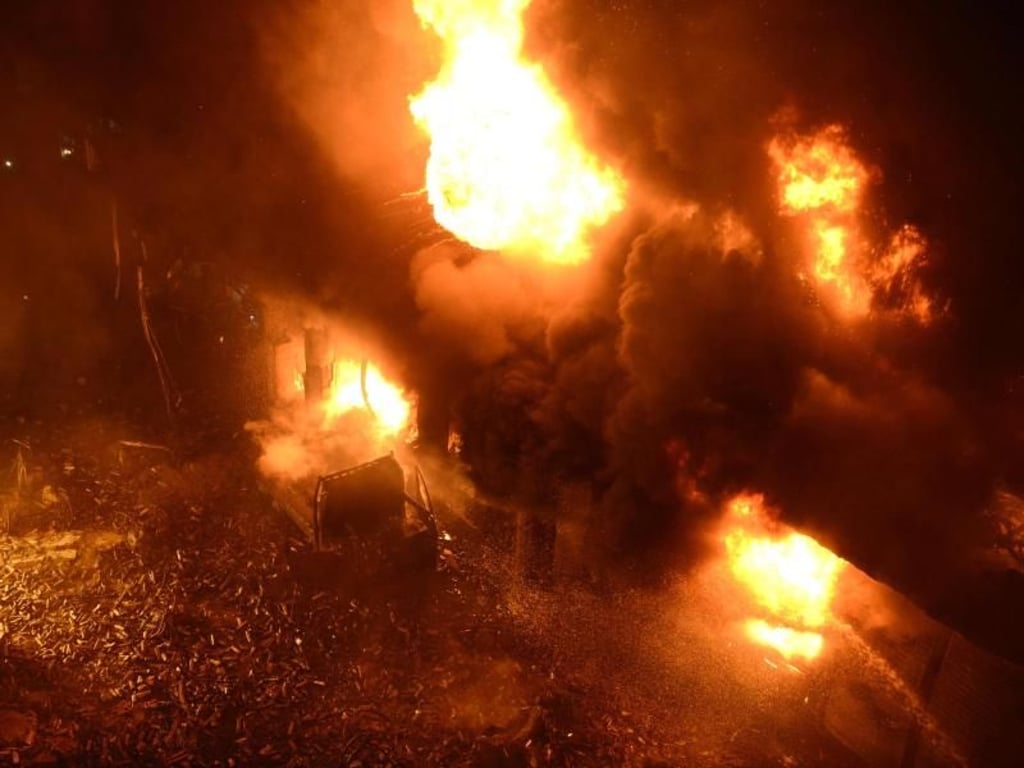 Das Feuer breitete sich schnell aus. In der Gegend gibt es viele Lagerhäuser mit Chemikalien. Foto: AP