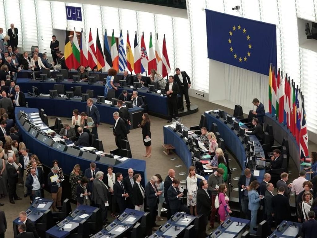 EU-Parlamentarier stellen sich an, um ihre Stimme abzugeben. Foto: Michael Kappeler