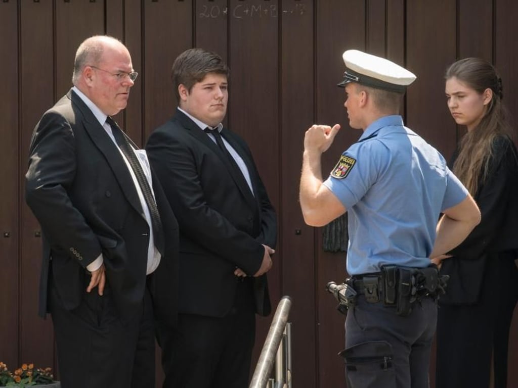 Belehrung durch die Polizei: Walter Kohl und zwei Enkelkinder vor der geschlossenen Tür in Oggersheim. Foto: Boris Roessler