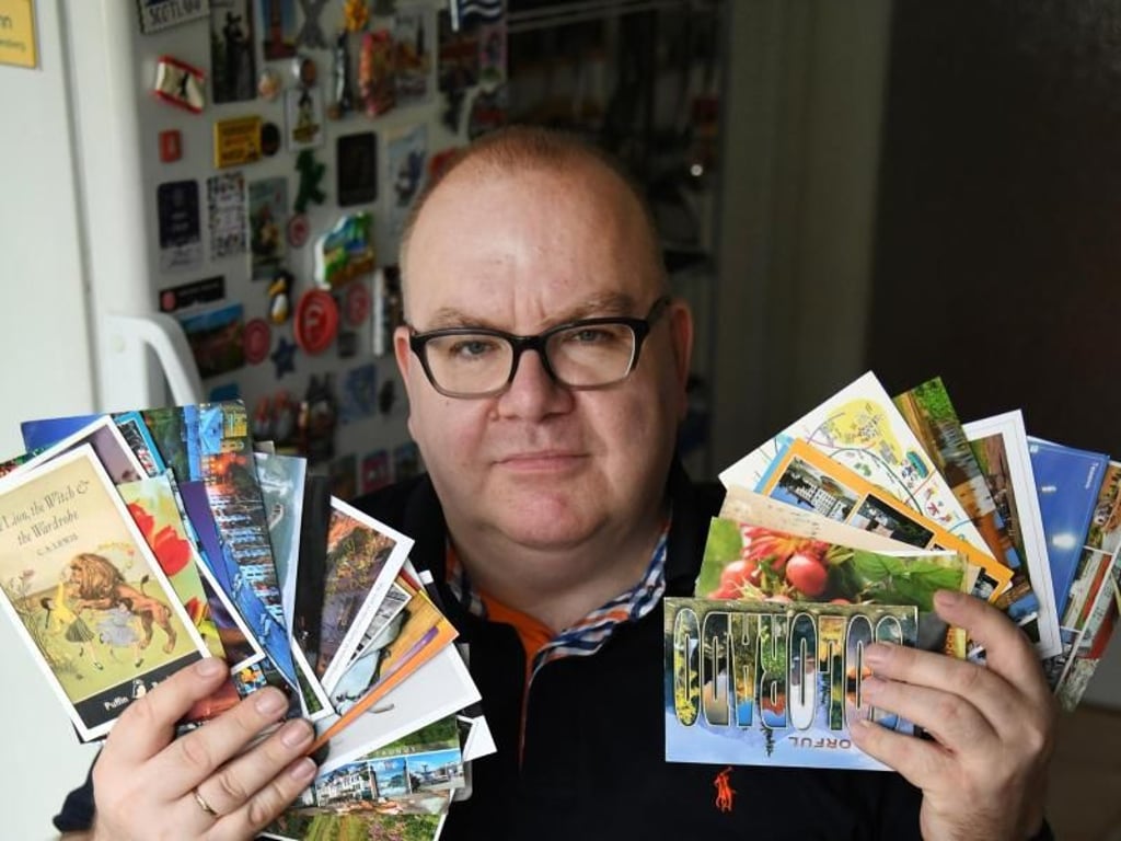 Jeden Monat trudeln bei Postcrosser Sven van Kempen rund 100 Postkarten aus aller Welt ein. Foto: Ina Fassbender