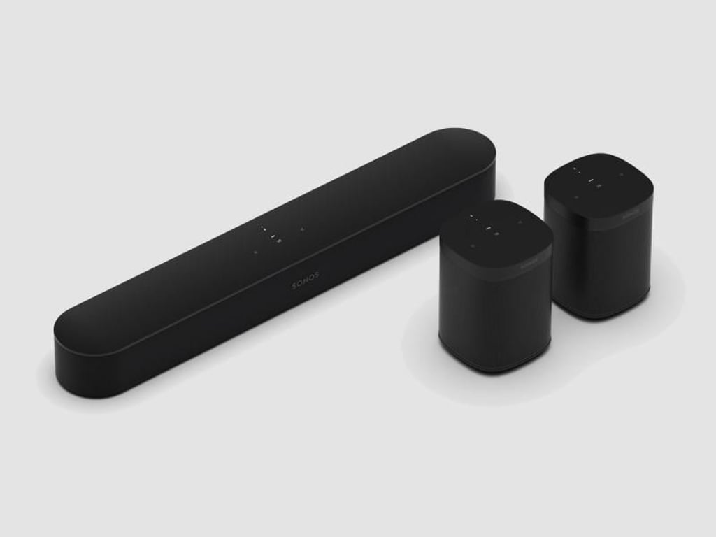 Die Sonos Beam Soundbar und die kleineren Sonos One Lautsprecher lassen sich miteinander kombinieren, um einen Surround-Klang zu erzeugen. Foto: Sonos