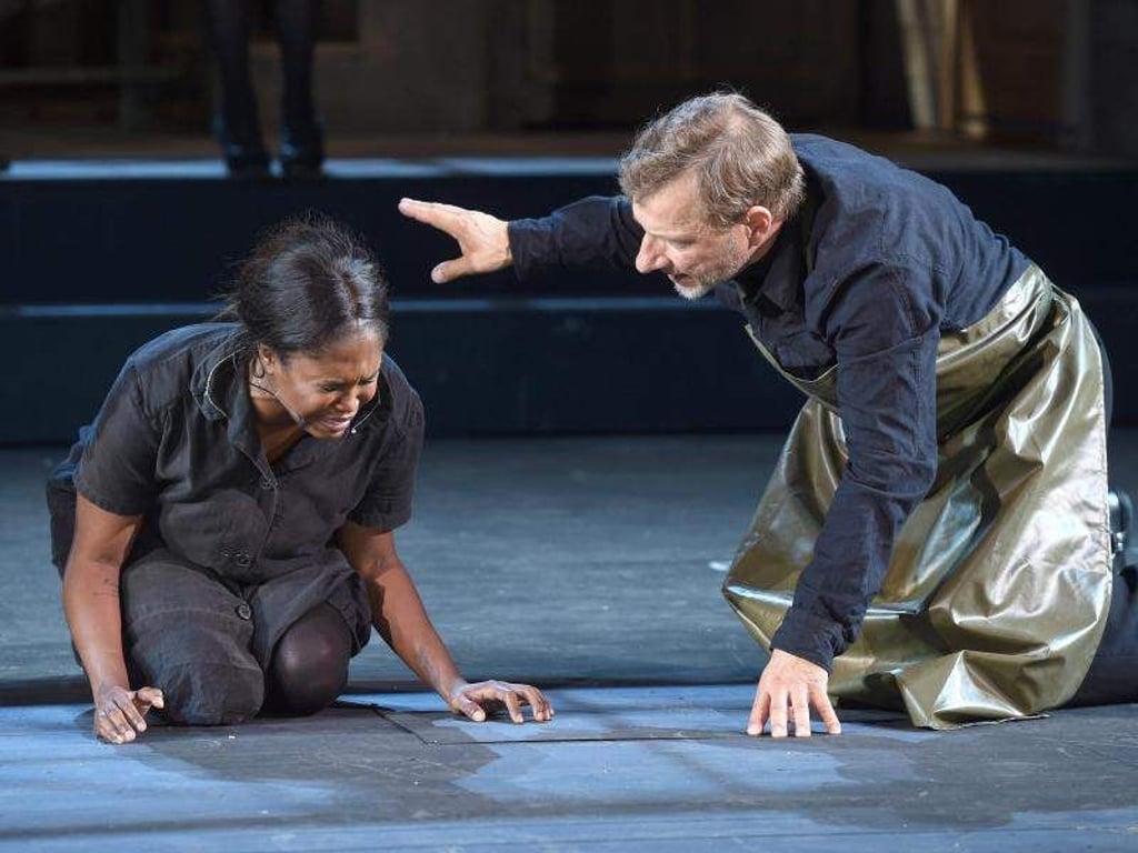 Schauspielerin Motsi Mabuse (l) in der Rolle der Tituba und ihr Kollege Richy Müller als Reverend John Hale bei der Fotoprobe einer Szene des Stücks «Hexenjagd» von Arthur Miller in der Stiftsruine in Bad Hersfeld (Hessen). Foto: Uwe Zucchi