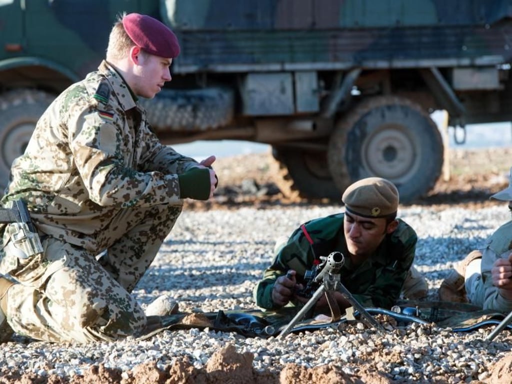 Bundeswehrsoldaten trainieren Peschmerga-Kämpfer in Erbil im Umgang mit deutschen Waffen. Die Ausbildung der Streitkräfte soll nun auf das ganze Land ausgeweitet werden. Foto: Maurizio Gambarini/Archiv