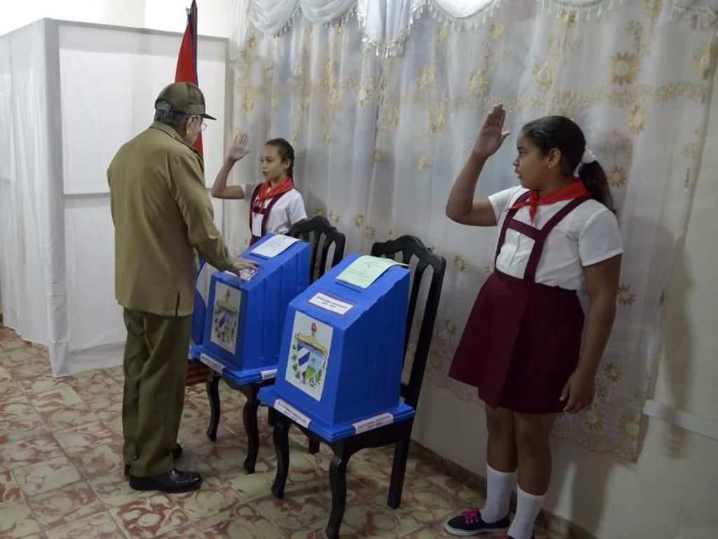 Raul Castro, Staatschef von Kuba, steht an der Wahlurne in einem Wahllokal in Havanna. Foto: Estudios Revolución/ACN