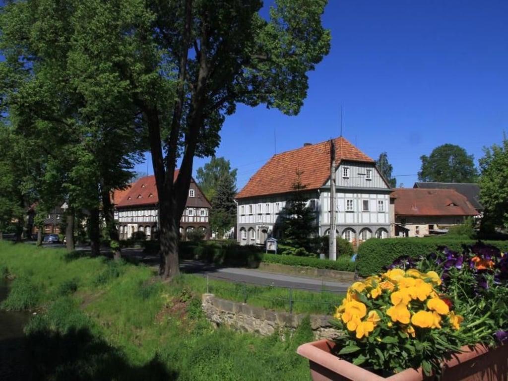 Wunderschöne Umgebindehäuser zieren die Dörfer im Länderdreieck zwischen Sachsen, Polen und Tschechien. Foto:Michael Juhran/dpa-tmn