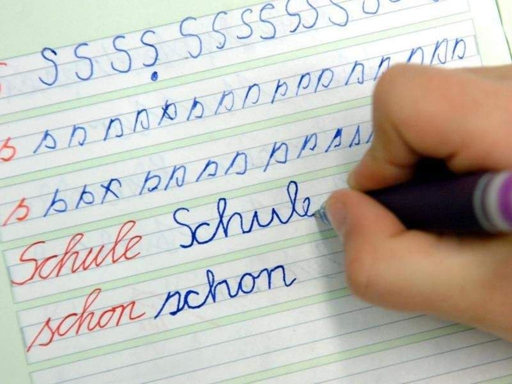 Der Umgang mit dem Smartphone oder dem Tablet ihrer Eltern bereitet den meisten Grundschülern keine Probleme. Dagegen kämpfen einige von ihnen in der Schule mit der Schreibschrift. Foto: Patrick Pleul