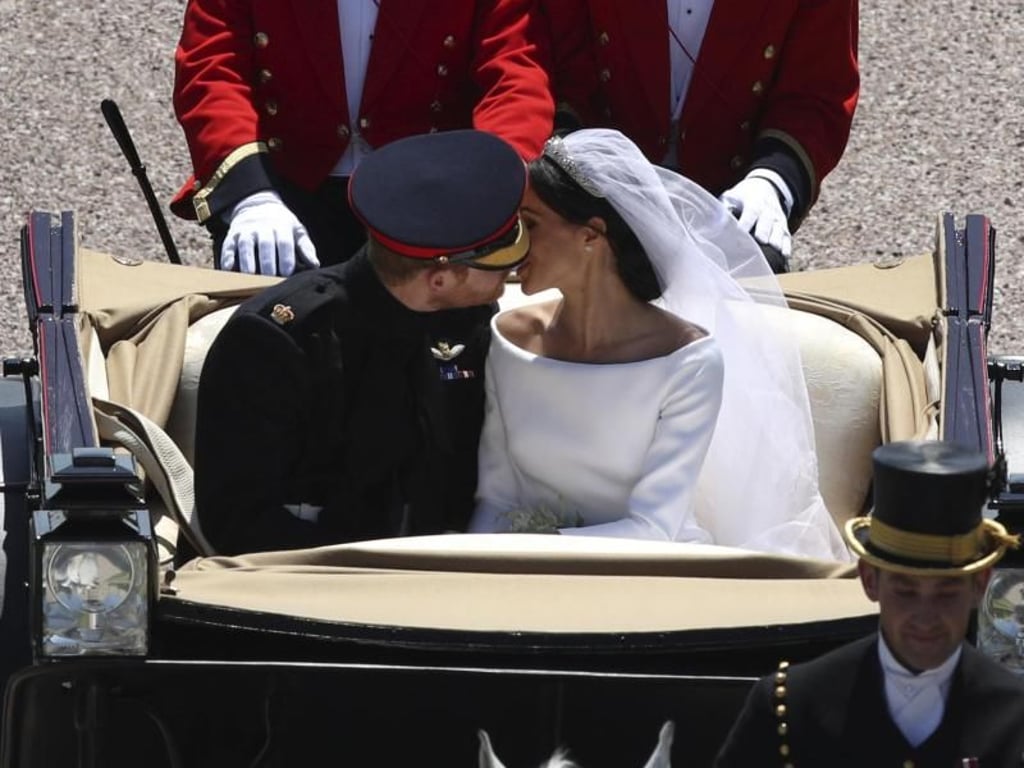 Während der Kutschfahrt gab es einen weiteren Kuss. Foto: Yui Mok/POOL PA/AP
