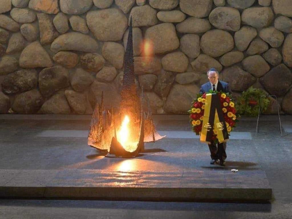 Haseloff legte in der Holocaust-Gedenkstätte einen Kranz nieder. Foto: Marc Tirl
