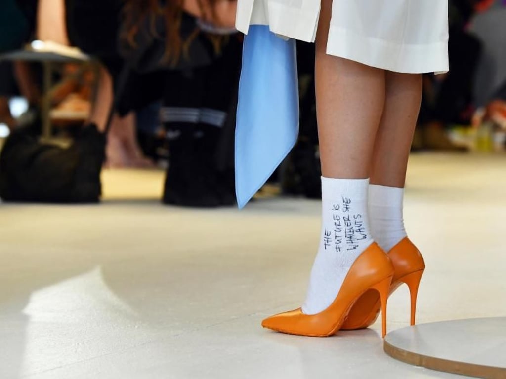 «The future is whatever she wants»: Das Label Antonia Goy setzt auch auf Socken in Pumps. Foto: Jens Kalaene
