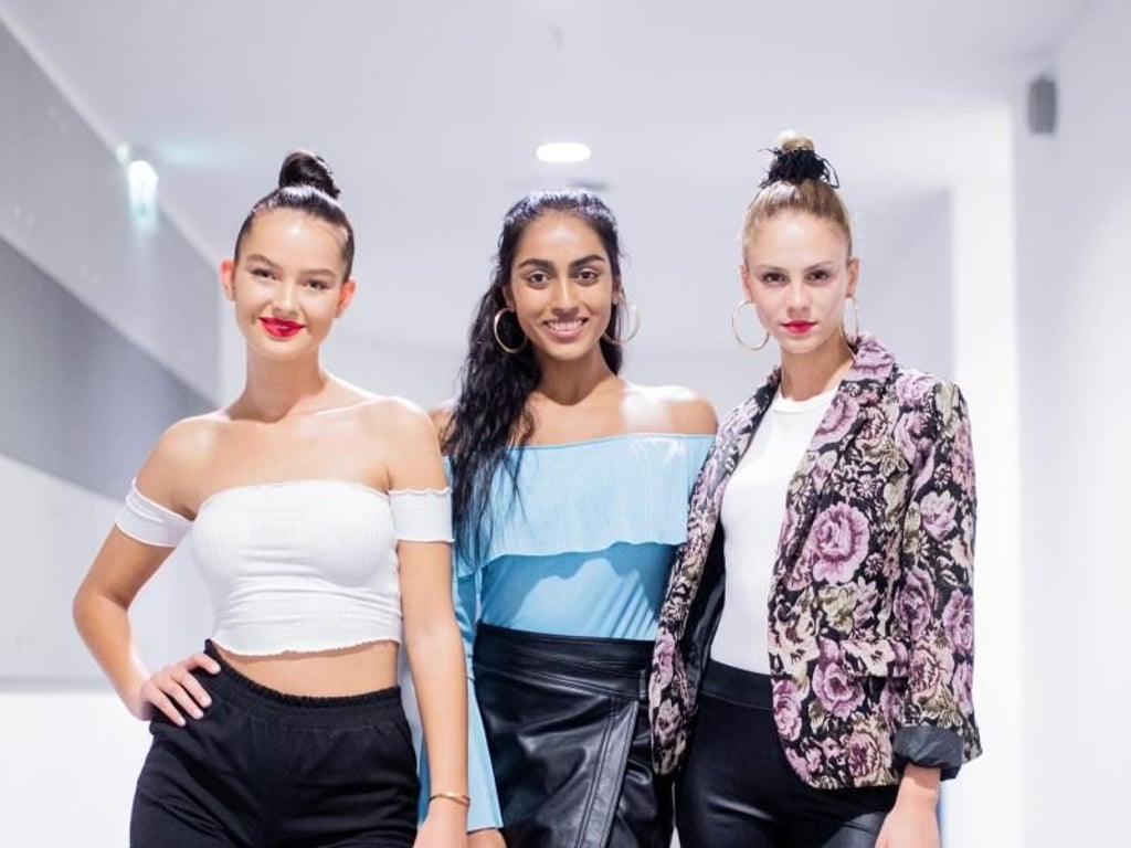 Cäcilia (l-r), Sayana und Simone stehen im Finale von «Germany's next Topmodel». Foto: Rolf Vennenbernd