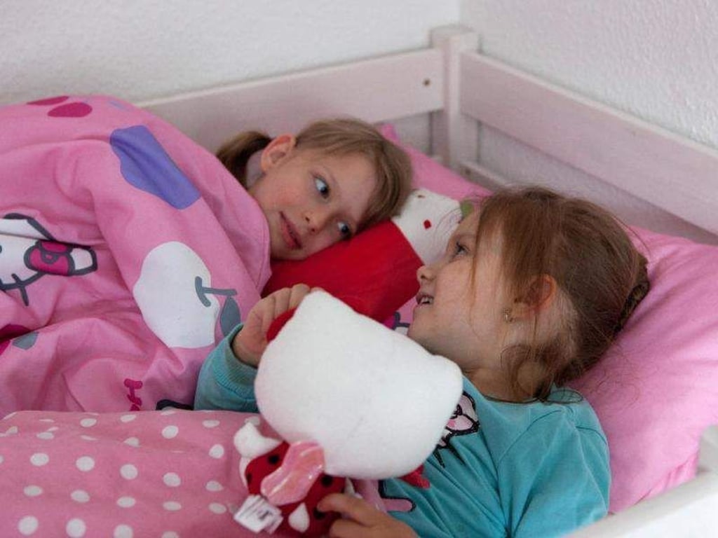 Bis in die Nacht plaudern: Für Kinder ist das Übernachten bei Freunden ein Abenteuer - aber nicht jedes Kind mag das. Foto: Silvia Marks
